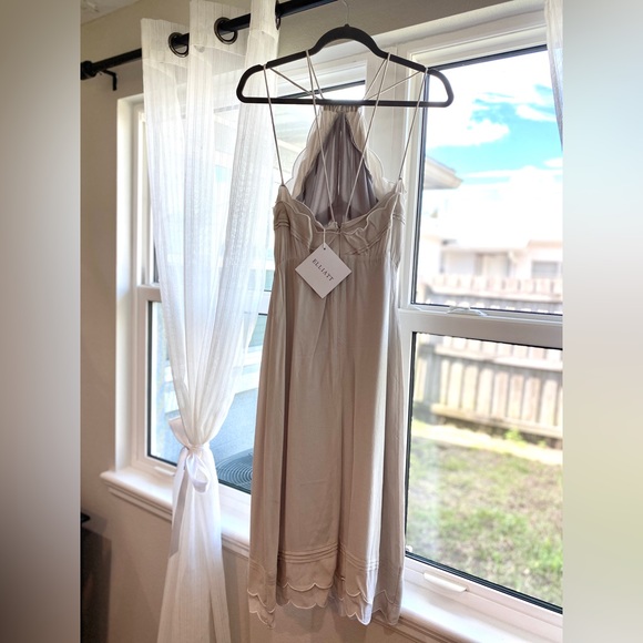 NWT Elliatt Elation dress, size S, taupe color, Keyhole and scalloped detailing - Picture 4 of 8